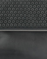 Leder-Foldover-Clutch 'Finja' - Schwarz/Prägung