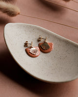 Ohrstecker 'Halbkreis Fächer' aus Porzellan