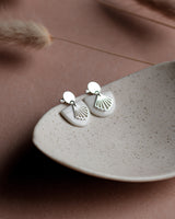 Ohrstecker 'Halbkreis Fächer' aus Porzellan