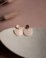 Ohrstecker 'Porzellanplätchen Halbkreis'