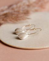 Creolen mit Porzellan-Anhänger 'Tropfen Pfau'