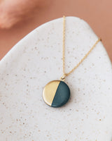 Halskette mit Porzellan-Anhänger 'Halbkreis'