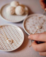 Schmuck-Tellerchen mit Muster 'Fischgrät' Weiß-Gold