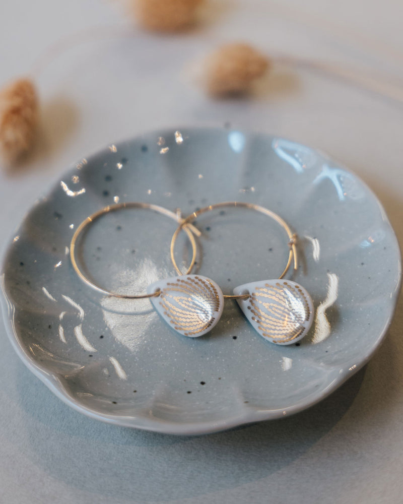 Creolen mit Porzellan-Anhänger 'Tropfen Pfau'