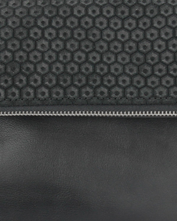 Leder-Foldover-Clutch 'Finja' - Schwarz/Prägung