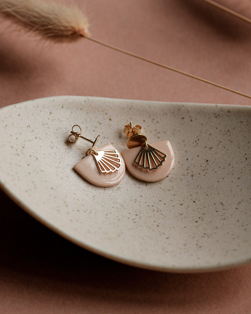 Ohrstecker 'Halbkreis Fächer' aus Porzellan