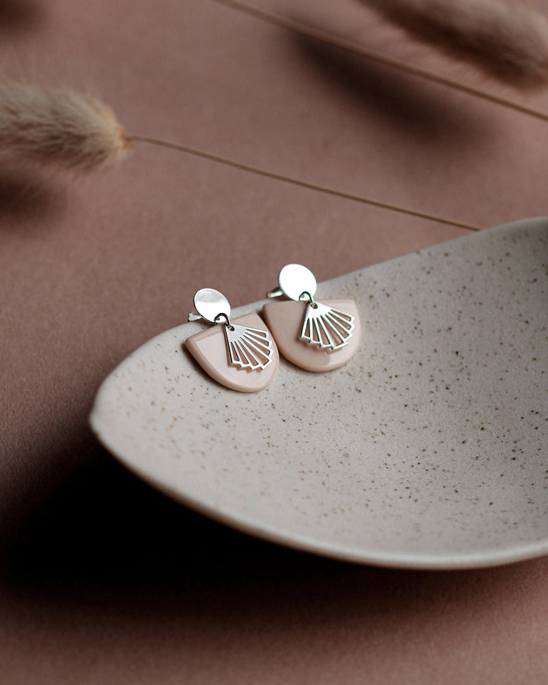 Ohrstecker 'Halbkreis Fächer' aus Porzellan