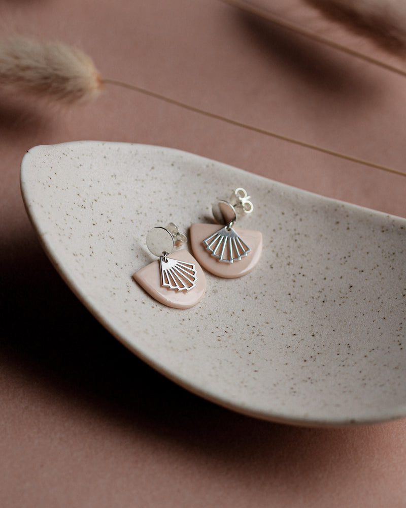 Ohrstecker 'Halbkreis Fächer' aus Porzellan