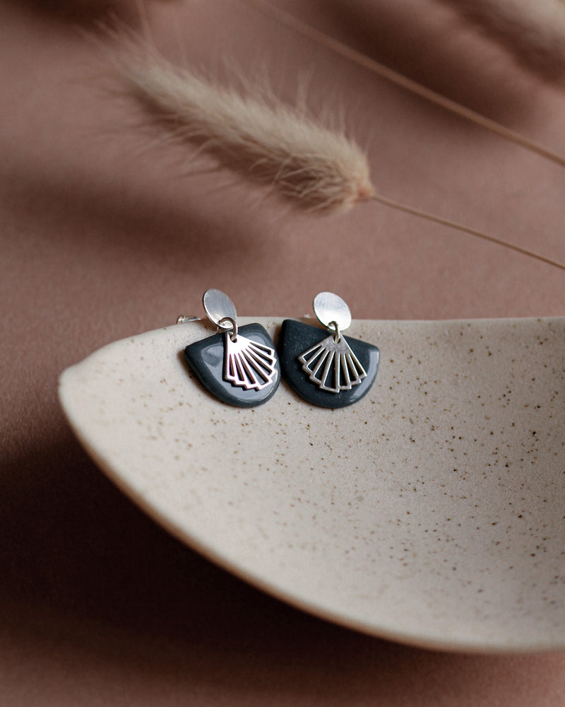 Ohrstecker 'Halbkreis Fächer' aus Porzellan