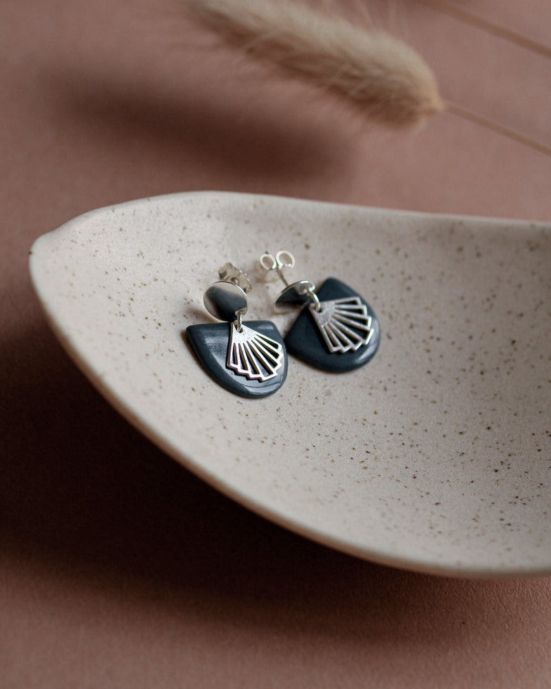 Ohrstecker 'Halbkreis Fächer' aus Porzellan