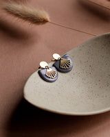 Ohrstecker 'Halbkreis Fächer' aus Porzellan