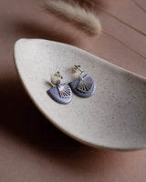 Ohrstecker 'Halbkreis Fächer' aus Porzellan