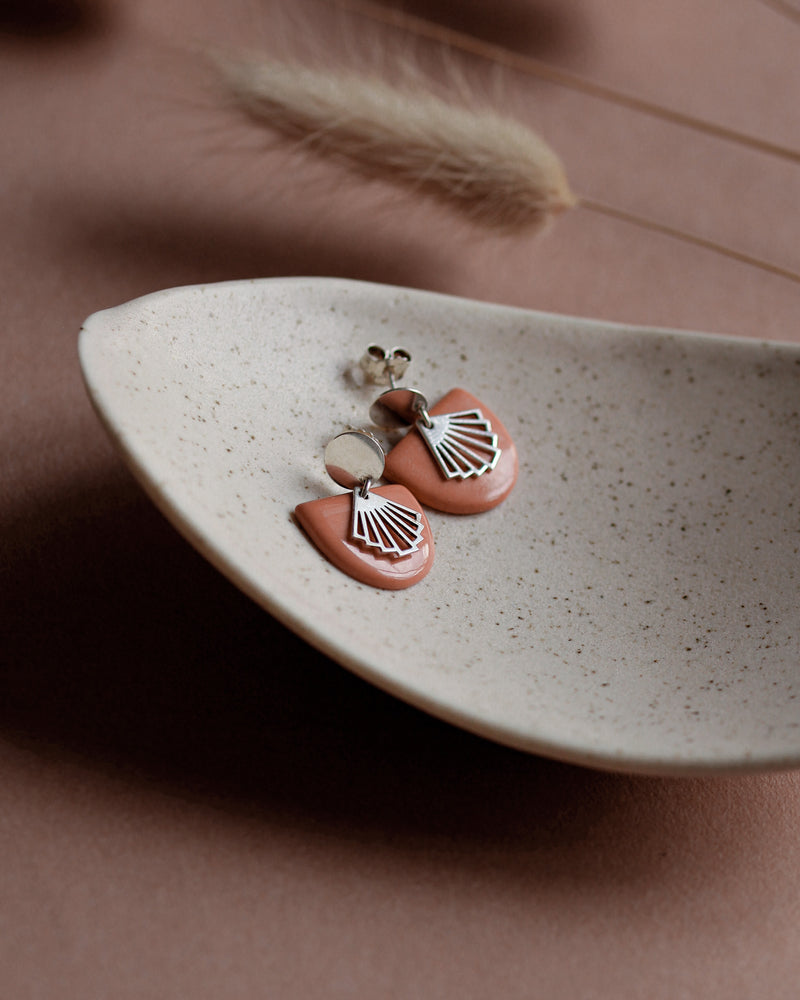 Ohrstecker 'Halbkreis Fächer' aus Porzellan