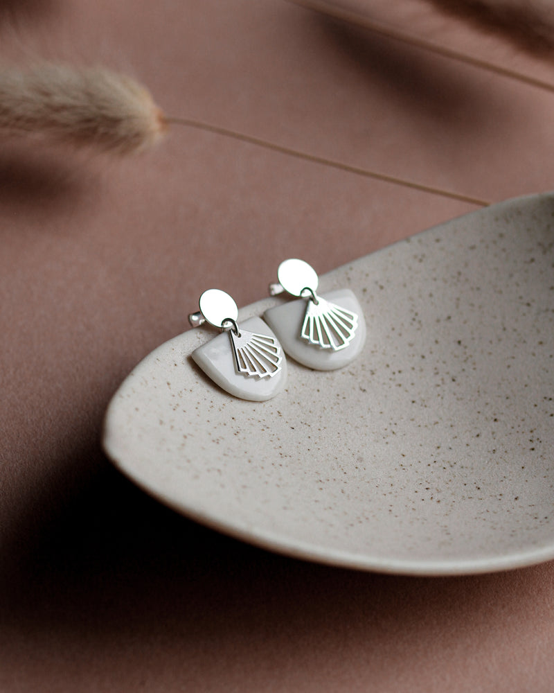 Ohrstecker 'Halbkreis Fächer' aus Porzellan