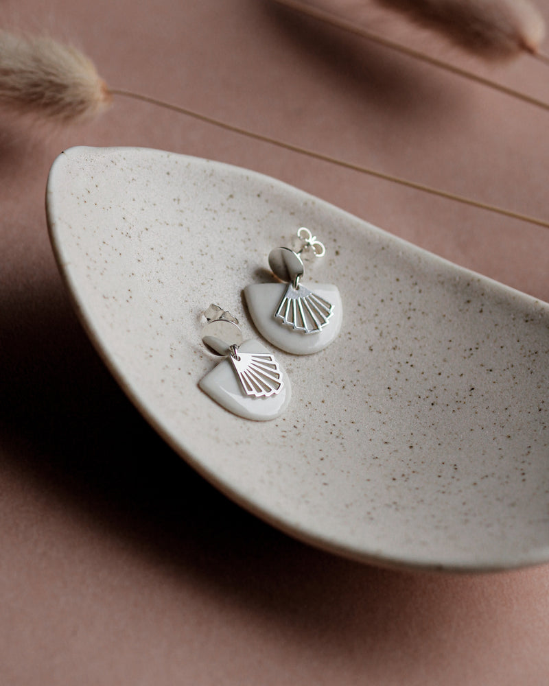 Ohrstecker 'Halbkreis Fächer' aus Porzellan