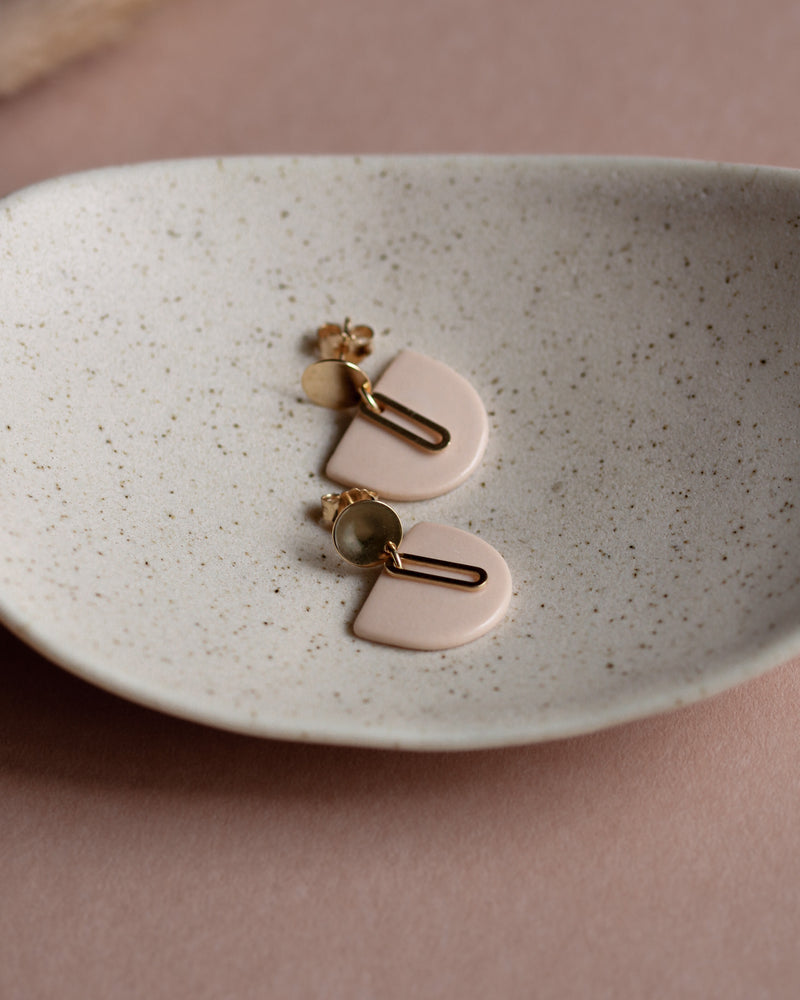 Ohrstecker 'Halbkreis Oval' aus Porzellan