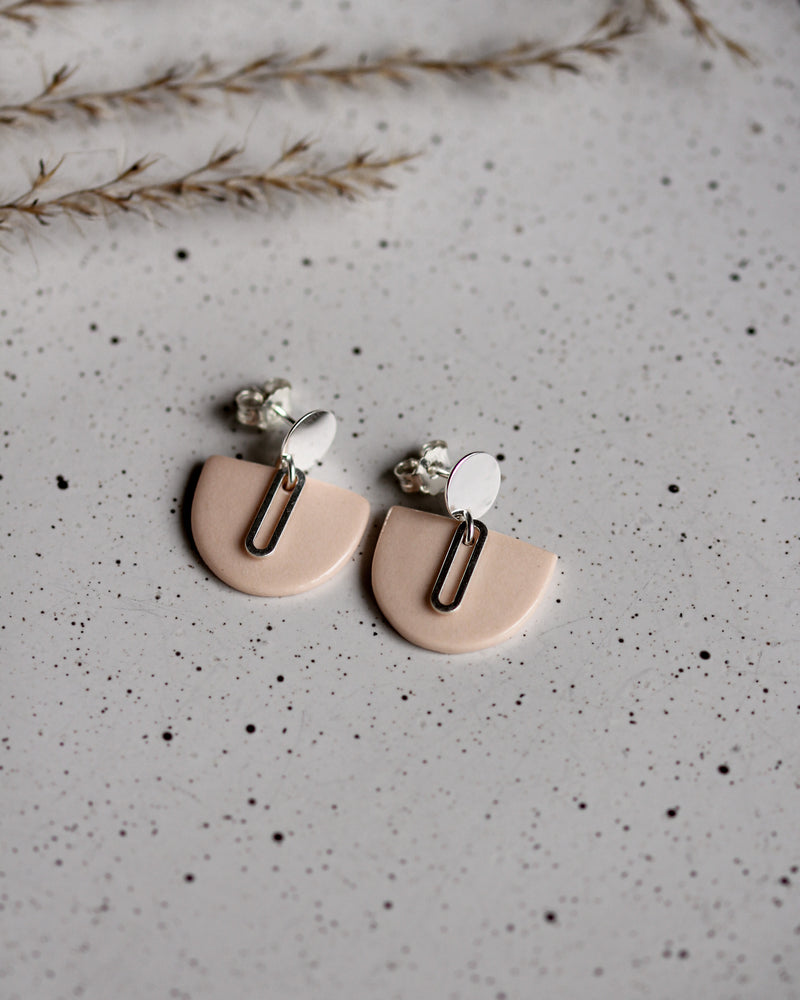 Ohrstecker 'Halbkreis Oval' aus Porzellan