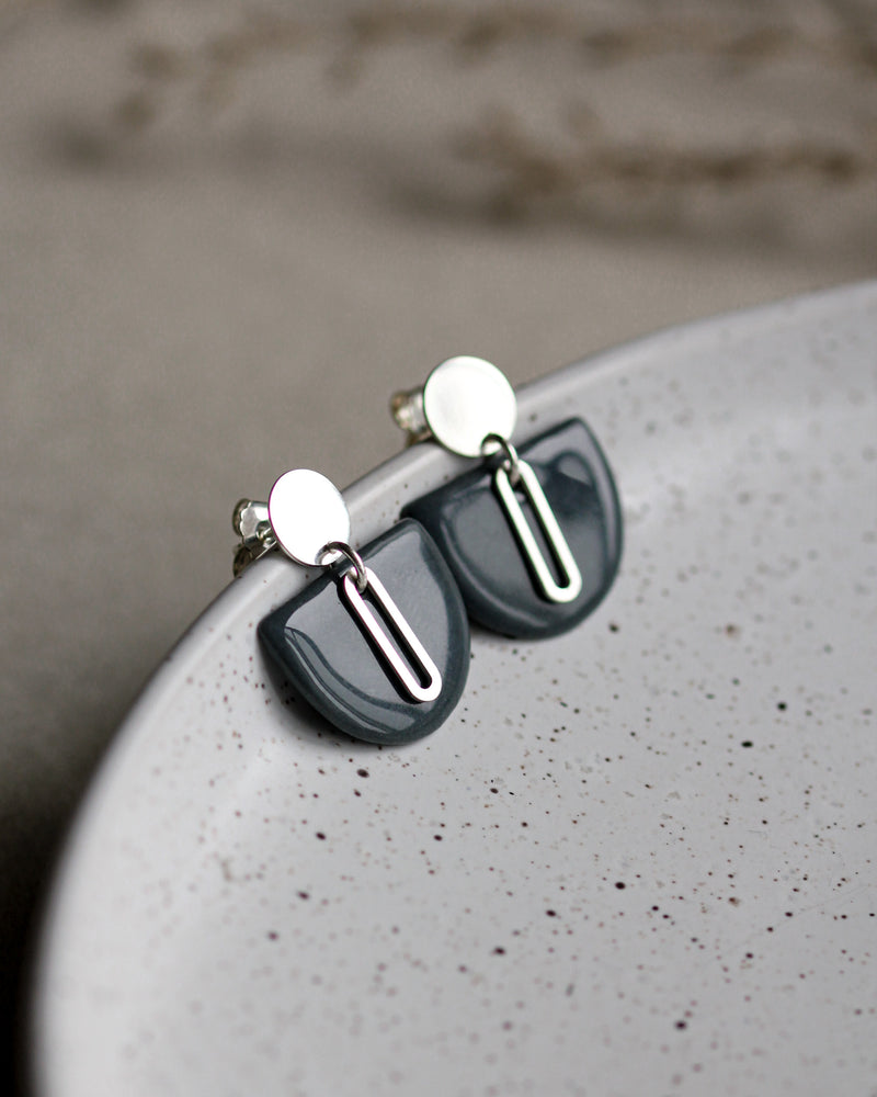 Ohrstecker 'Halbkreis Oval' aus Porzellan