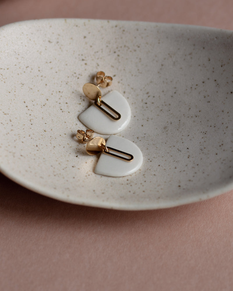 Ohrstecker 'Halbkreis Oval' aus Porzellan