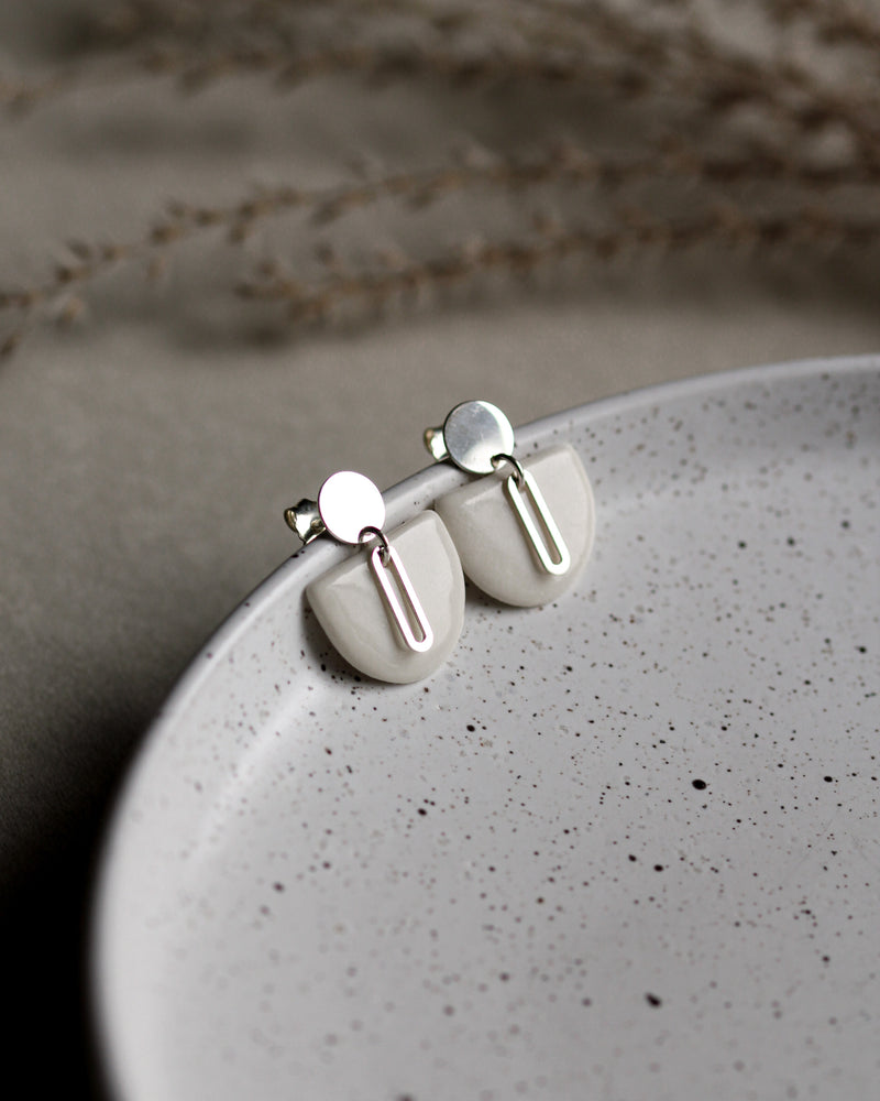 Ohrstecker 'Halbkreis Oval' aus Porzellan