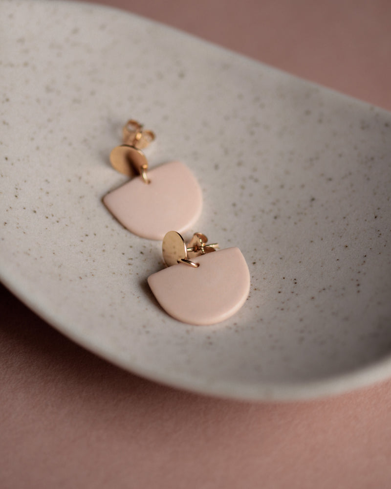 Ohrstecker 'Porzellanplätchen Halbkreis'