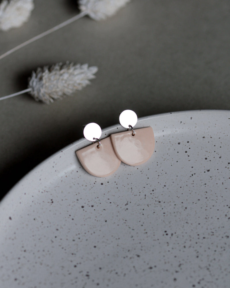 Ohrstecker 'Porzellanplätchen Halbkreis'