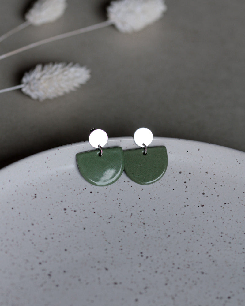 Ohrstecker 'Porzellanplätchen Halbkreis'