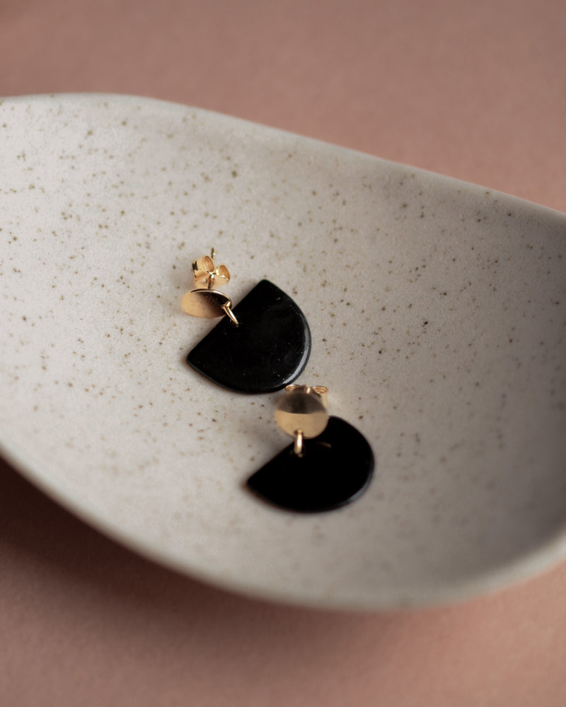 Ohrstecker 'Porzellanplätchen Halbkreis'