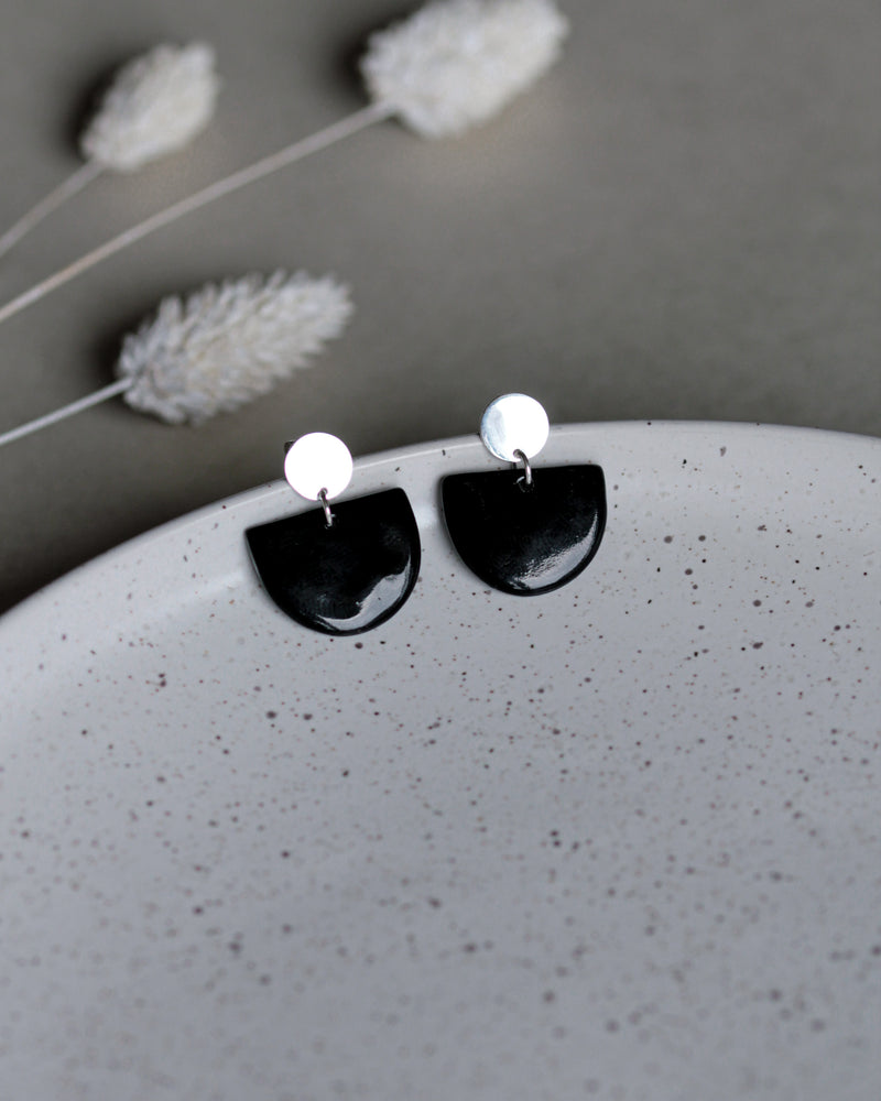 Ohrstecker 'Porzellanplätchen Halbkreis'