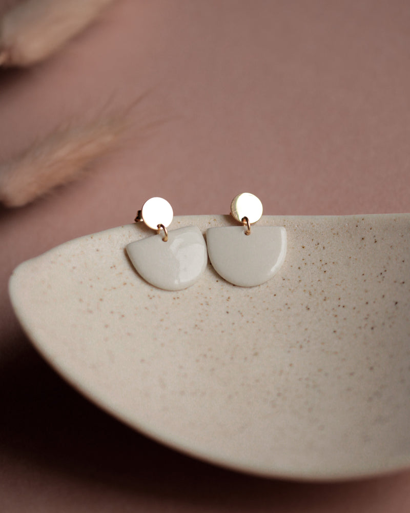 Ohrstecker 'Porzellanplätchen Halbkreis'